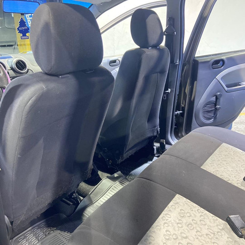 Imagen 7 de 12 de Ford Fiesta Max Sinc Año 2010