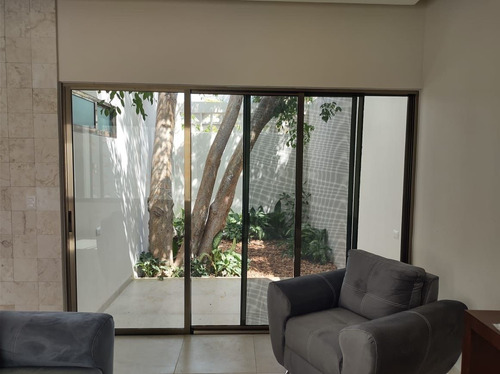 Cómoda Y Elegante Casa De Una Planta, Amueblada En Renta