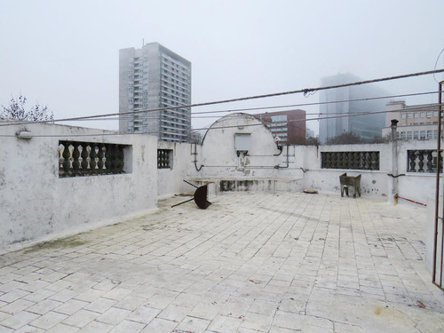 Venta Edificio Esquina Que Consta De Casa De Altos Y 2 Locales Con Renta En El Centro