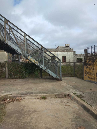 Casa En El Barrio De Obreros Del Ferrocarril Peñarol.se Vende