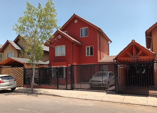  Hermosa Casa Con Excelentes Espacios En Bonito Sector  .