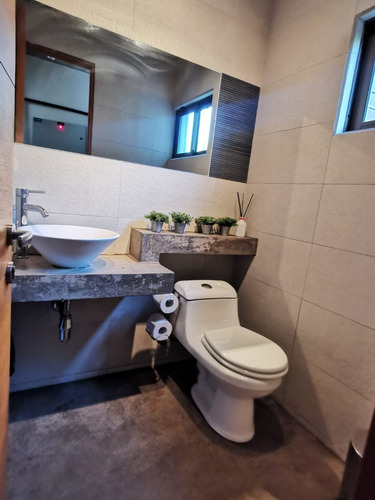 Preciosa Casa De Hormigon En Niveles Con Piscina Muy Segura