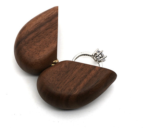Caja Para Anillo De Compromiso Corazón De Madera Color Nogal