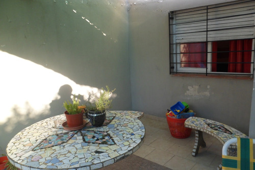 Morón Sur - Casa De 3 Ambientes Con Cochera/jardin-m/buen Estado-permuta Por Menor Valor