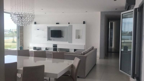 Imagen 2 de 6 de Increible Casa Moderna A La Laguna , Hormigon , Visuales Privilegiadas!