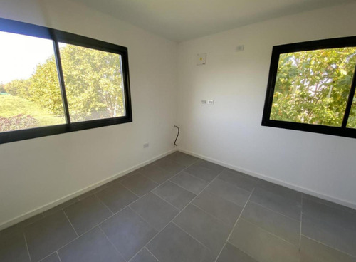 Casa En Venta - 2 Dormitorios 2 Baños - Cochera - 280mts2 - Manuel B. Gonnet