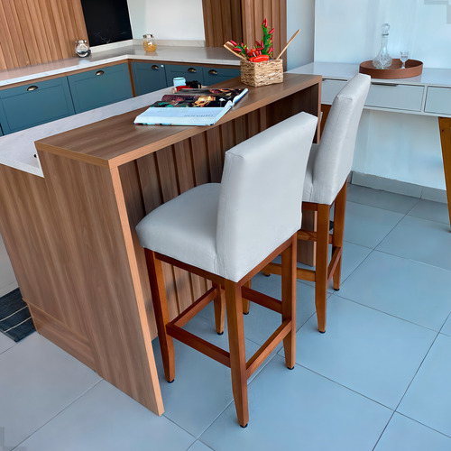 Kit 2 Banqueta Alta com Encosto Lessul Jade Cor Linho Cinza Assento 75cm com Acabamento Verniz Canela 105cm Total Cozinha Americana
