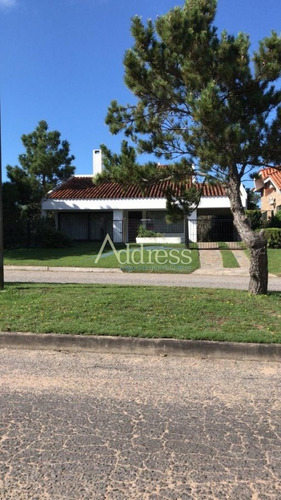 Muy Buena Casa, En Zona Residencial- Ref: 2724