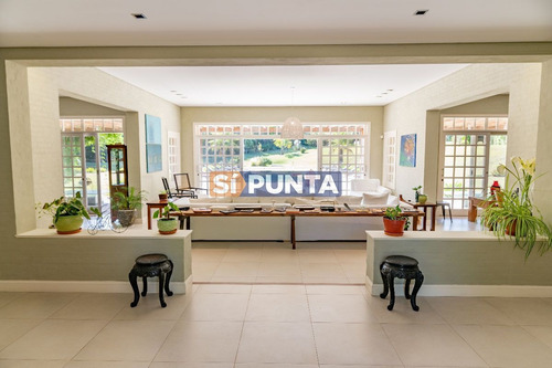 Imagen 2 de 30 de Mansión De Estilo Clásico En Venta En El Corazón De Beverly Hills.