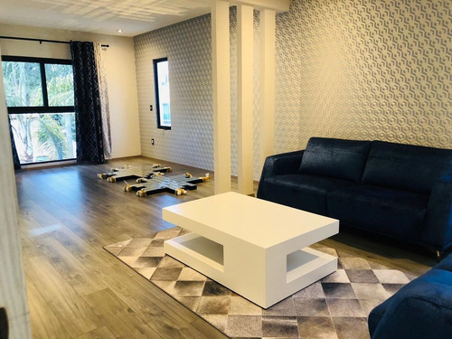 Residencia De Super En Puerta De Hierro Dentro De Coto