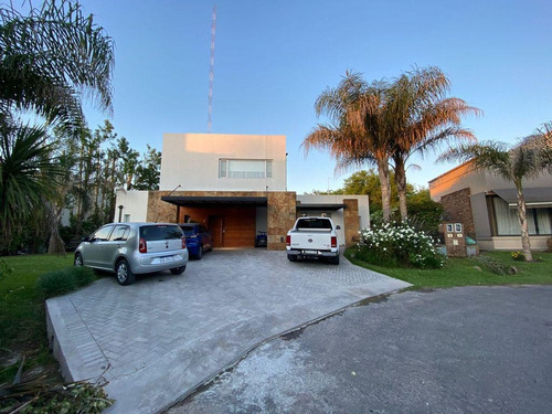 Imagen 1 de 23 de Casa De 6 Ambientes En Venta En Altos Del Sol
