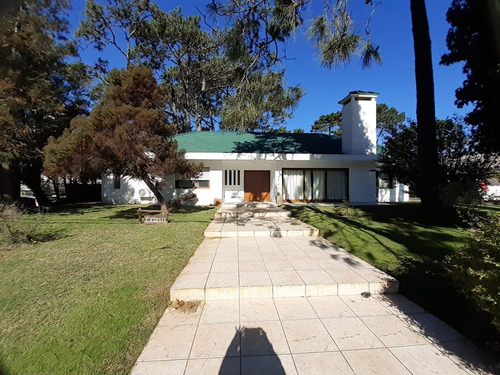 Casa En Venta De 6 Dormitorios En Lugano