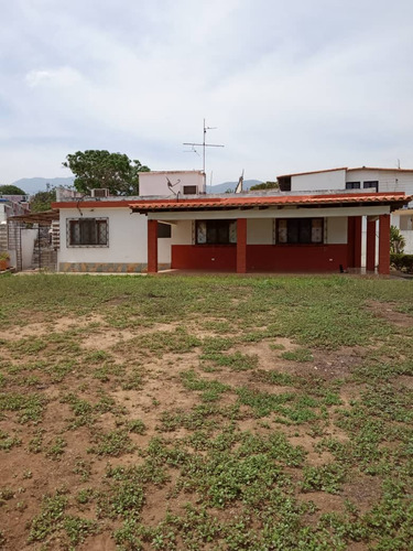 Casa Con Terreno Playa Grande