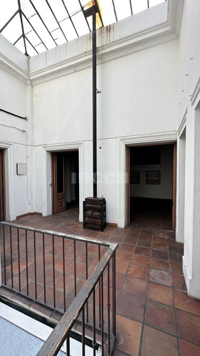 Oficinas Frente A Plaza Matriz - Ciudad Vieja