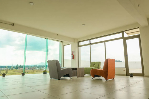 Edificio De Oficinas En Vía Principal Con Vista Panorámica