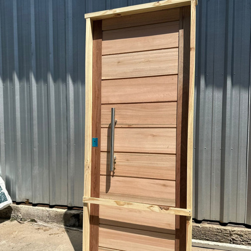 Puerta De Exterior De Madera Con Barral