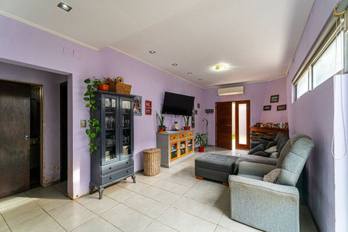 Venta Casa 2 Dormitorios, Patio Y Pileta-oliveros