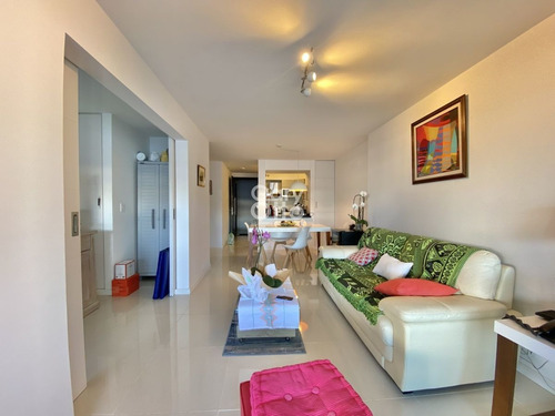 Imagen 3 de 14 de Venta De Apartamento De 2 Dormitorios En Edificio Icon Brava Punta Del Este