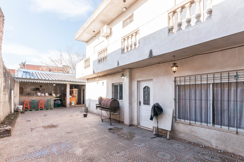 Casa En Venta, Acepta Permuta. 2 Pl. 4 Amb