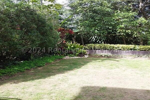 En Venta Casa Varios Niveles Ubicada En Buena Zona Del Hatillo 24-28093