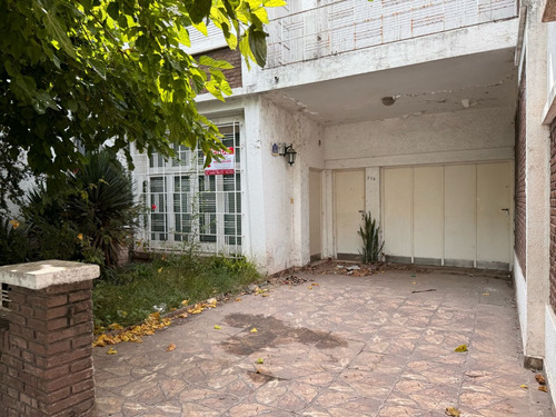 Casa En Venta A Refeccionar Excelente Ubicación Pellegrini 173. 4 Dormitorios