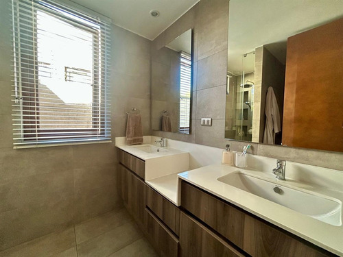Excelente Casa Mediterránea Interior, Condominio Los Bravos