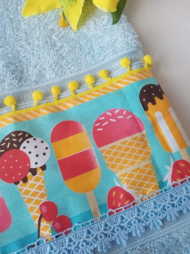 Imagem 2 de 5 de Toalha De Banho Azul 67x140cm Com Tricoline, Pompom E Guipir