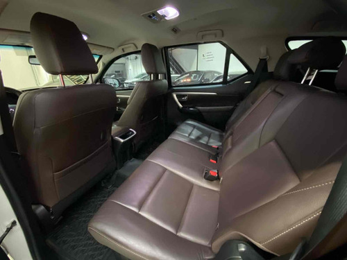 Toyota Hilux SW4 2.8 SRX 4X4 7 LUGARES 16V TURBO INTERCOOLER DIESEL 4P AUTOMÁTICO