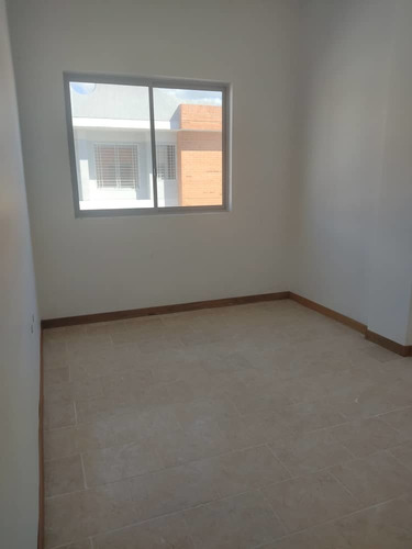 Imagen 3 de 12 de Townhouse En Obra Blanca En Santa Cruz, San Diego Con Pozo