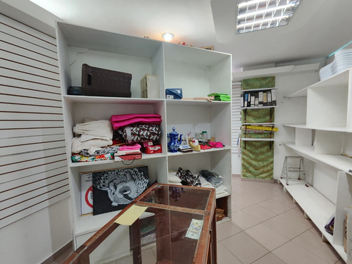 Local Comercial En Alquiler En Zona Este Cc Paris, Piso Concurrido Y Con Vitrina De Alta Exposicion Cod 25 1727, Soy Gabi Irastorza