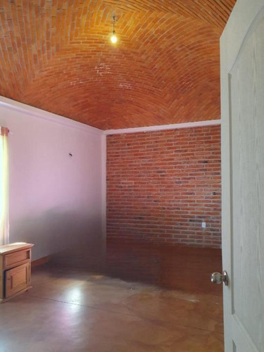 Casa De Campo Rústica Con Amplio Terreno A Las Afueras De León