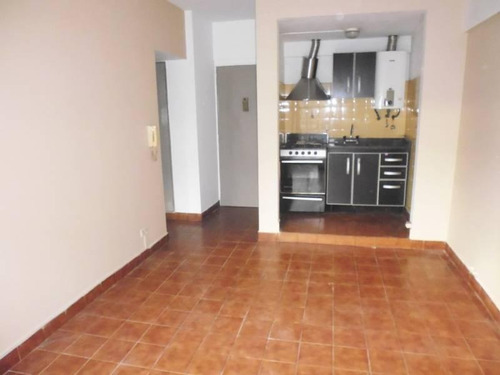 Imagen 4 de 9 de Departamento 2amb Al Frente Con Balcon A 1 Cuadra De La Estacion.