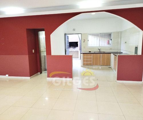 Alquiler De Casa 3 Amb. En Villa Luzuriaga Con Patio Y Cochera Descubierta