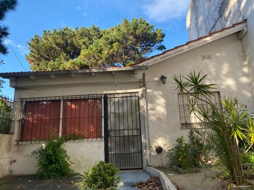 Casa Con Patio Y Cochera En Zona Tranquila - 3 Amb. 105 M² Totales Oportunidad Única
