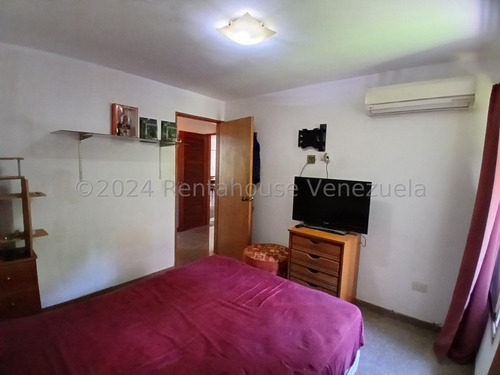 En Bella Residencia, Apartamento Amplio Y Muy Bien Ubicado. 25-3804
