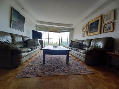 Imagen 3 de 14 de Excelente Apto. En Punta Carretas, 3 Dormitorios Más Servicio Completo. 2 Baños 1 En Suite Y Garaje. Estupenda Ubicación A Pasos De La Rambla, El Golf Y Punta Carretas Shopping.