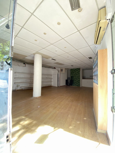 Imagen 18 de 25 de Alquiler De Local Comercial. Sobre 18 De Julio Entre Vazquez Y Barrios Amorin
