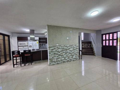 Townhouse En Venta En Conjunto Residencial Las Carolinas Turmero 25-795 Gjg