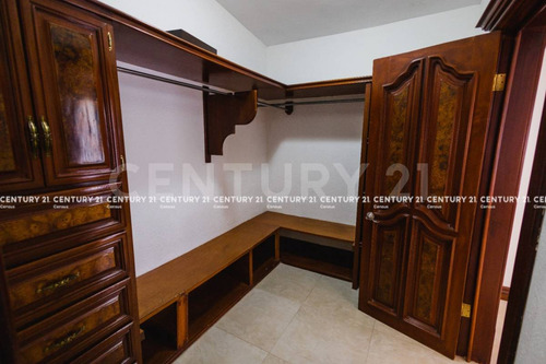 Casa En Venta Con Alberca, En Fraccionamiento Hacienda Santa Fe Chihuahua, Chih.