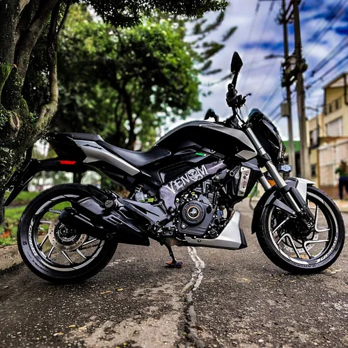 Bajaj Dominar 400 Plata Mate 2023