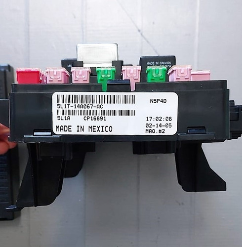 2003-04 Ford Expedicion Xlt Caja De Fusibles 5l1t-14a067-ac (Usado)