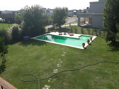Hermosa Casa 5 Amb Con Piscina Sobre Lote De 980 M2 Barrio 2 Plantas Santa Rita