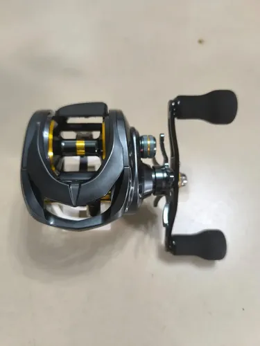 Carretilha Cw Xp300 Big Game Freio 15kg 245g Cor Cinza-escuro Lado