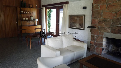 Casa Con Buenas Comodidades En Mansa A 2 Cuadras De La Playa- Ref: 1707