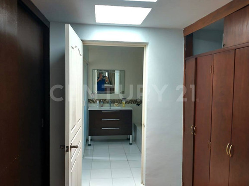 Casa En Venta De 4 Recamaras Y Amplio Jardin Cerca De Camino Real A Cholula.