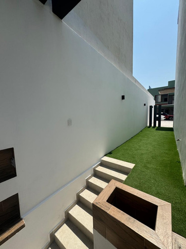 Casa En Venta En Lomas De La Rioja Con Alberca, Roof Garden, 3 Recámaras Y Un Estudio Que Puede Ser 4ta. Recámara, Riviera Veracruzana