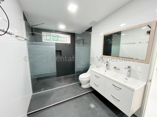 Casa Remodelada En Venta En Macaracuay Caracas Parrillera Psicina 3 Plantas Terraza Privada