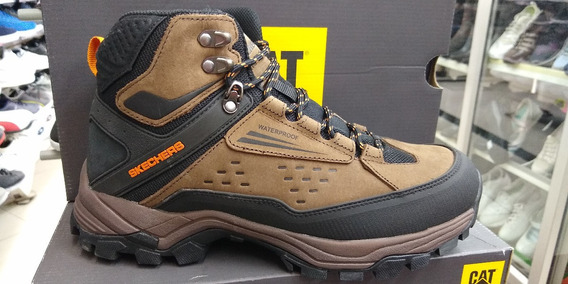 botas de montaña marca skechers para hombres en color camel