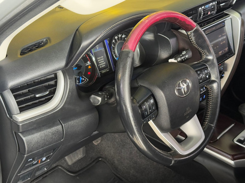 Toyota Hilux SW4 2.8 SRX 4X4 7 LUGARES 16V TURBO INTERCOOLER DIESEL 4P AUTOMÁTICO