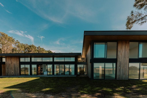 Casa En Venta Primera Linea Al Mar Punta Del Este (ref: Bpv-10119)